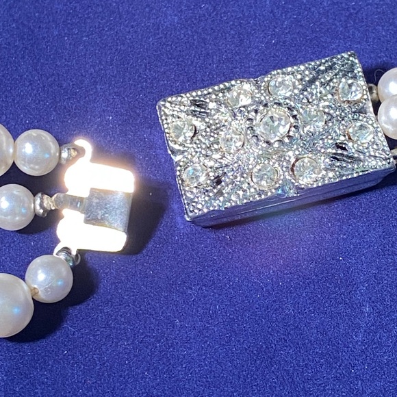 Vintage Faux Pearl 3 Strand Necklace With Rhinestone Closure - Picture 6 of 6